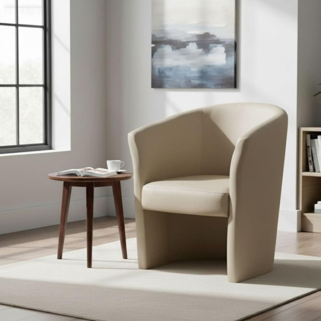 Poltrona confortevole con braccioli beige